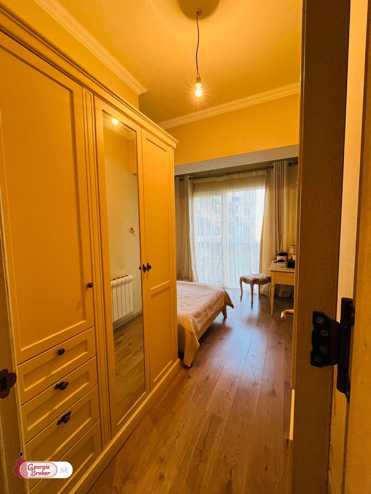 продается квартира с новым ремонтом 3-комнаты